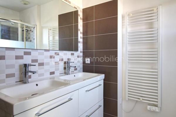 En exclusivité ! 
Idéalement situé à 10 mn de Sommières et 5 mn des commodités, ce superbe appartement en rez-de-jardin saura vous séduire par son environnement calme et chaleureux.
Au sein d'une copropriété de 2016 composée de 10 lots, le bien est composé en rez-de-chaussée d'une belle pièce de vie lumineuse avec cuisine américaine meublée et semi-équipée donnant sur une jolie terrasse, une toilette.
L'étage est pourvu de deux chambres dont une avec placard, une salle d'eau avec douche à l'Italienne, une toilette.
Les atouts du bien : La climatisation saura vous rafraichir les nuits d'été, pour votre confort les menuiseries sont en PVC et double vitrage, cumulus thermodynamique pour vos économies d'énergie, une place de parking privative vous est attribuée.
Un salon de coiffure, un kiné et une psychologue sont implantés dans le village.
Charges mensuelles de copropriété : 50 € 
Taxe Foncière : 758 €
Si vous avez aimez les photos et le texte, je reste à votre disposition pour une estimation gratuite de votre bien.
Votre conseiller BSK Immobilier Lionel Rodier O6.81.447.157, l.rodier@bskimmobilier.com