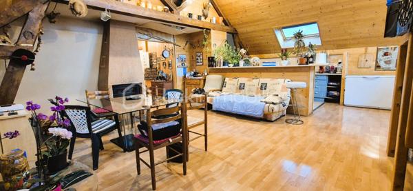 🏔️ À vendre – Superbe appartement T6 de 108 m² au cœur du Haut Verdon – Beauvezer 🌲
Situé à Beauvezer, charmant village du Haut Verdon, en milieu de vallée, ce très bel appartement T6 de 110 m² vous séduira par son environnement calme, naturel et préservé ✨
📍 Emplacement idéal :
•	à proximité des stations de ski du Val d’Allos 🎿
•	aux portes du Parc national du Mercantour 🏞️
•	proche des magnifiques Gorges du Verdon 💧 avec leurs randonnées, baignades et nombreuses activités aquatiques 🚣‍♂️
Situé au 2ᵉ étage d’une petite copropriété au calme, cet appartement est à la fois spacieux, lumineux et fonctionnel ☀️

Il se compose de :
🛋️ un très grand salon / séjour lumineux
🍽️ une cuisine ouverte avec grand comptoir convivial
🛏️ 4 chambres
🛁 une belle salle de bain avec baignoire d’angle
🚪 un hall d’entrée spacieux
🚽 un toilette séparé
🌿 une petite terrasse surélevée
✅ Cave privative incluse.

Un bien idéal pour :
🏡 une résidence principale
❄️ une résidence secondaire
💼 ou un investissement locatif dans une vallée vivante été comme hiver.
🌲 Calme • Nature • Montagne • Espace • Authenticité 🌞