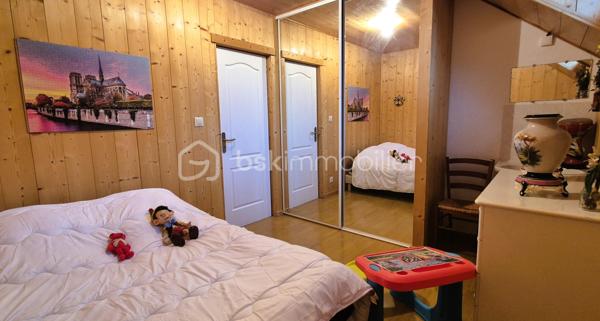 🏔️ À vendre – Superbe appartement T6 de 108 m² au cœur du Haut Verdon – Beauvezer 🌲
Situé à Beauvezer, charmant village du Haut Verdon, en milieu de vallée, ce très bel appartement T6 de 110 m² vous séduira par son environnement calme, naturel et préservé ✨
📍 Emplacement idéal :
•	à proximité des stations de ski du Val d’Allos 🎿
•	aux portes du Parc national du Mercantour 🏞️
•	proche des magnifiques Gorges du Verdon 💧 avec leurs randonnées, baignades et nombreuses activités aquatiques 🚣‍♂️
Situé au 2ᵉ étage d’une petite copropriété au calme, cet appartement est à la fois spacieux, lumineux et fonctionnel ☀️

Il se compose de :
🛋️ un très grand salon / séjour lumineux
🍽️ une cuisine ouverte avec grand comptoir convivial
🛏️ 4 chambres
🛁 une belle salle de bain avec baignoire d’angle
🚪 un hall d’entrée spacieux
🚽 un toilette séparé
🌿 une petite terrasse surélevée
✅ Cave privative incluse.

Un bien idéal pour :
🏡 une résidence principale
❄️ une résidence secondaire
💼 ou un investissement locatif dans une vallée vivante été comme hiver.
🌲 Calme • Nature • Montagne • Espace • Authenticité 🌞