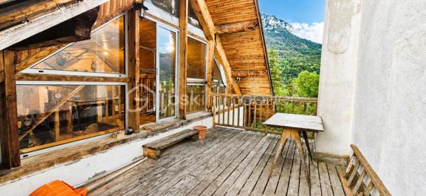 🏔️ À vendre – Superbe appartement T6 de 108 m² au cœur du Haut Verdon – Beauvezer 🌲
Situé à Beauvezer, charmant village du Haut Verdon, en milieu de vallée, ce très bel appartement T6 de 110 m² vous séduira par son environnement calme, naturel et préservé ✨
📍 Emplacement idéal :
•	à proximité des stations de ski du Val d’Allos 🎿
•	aux portes du Parc national du Mercantour 🏞️
•	proche des magnifiques Gorges du Verdon 💧 avec leurs randonnées, baignades et nombreuses activités aquatiques 🚣‍♂️
Situé au 2ᵉ étage d’une petite copropriété au calme, cet appartement est à la fois spacieux, lumineux et fonctionnel ☀️

Il se compose de :
🛋️ un très grand salon / séjour lumineux
🍽️ une cuisine ouverte avec grand comptoir convivial
🛏️ 4 chambres
🛁 une belle salle de bain avec baignoire d’angle
🚪 un hall d’entrée spacieux
🚽 un toilette séparé
🌿 une petite terrasse surélevée
✅ Cave privative incluse.

Un bien idéal pour :
🏡 une résidence principale
❄️ une résidence secondaire
💼 ou un investissement locatif dans une vallée vivante été comme hiver.
🌲 Calme • Nature • Montagne • Espace • Authenticité 🌞