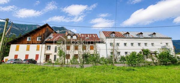 🏔️ À vendre – Superbe appartement T6 de 108 m² au cœur du Haut Verdon – Beauvezer 🌲
Situé à Beauvezer, charmant village du Haut Verdon, en milieu de vallée, ce très bel appartement T6 de 110 m² vous séduira par son environnement calme, naturel et préservé ✨
📍 Emplacement idéal :
•	à proximité des stations de ski du Val d’Allos 🎿
•	aux portes du Parc national du Mercantour 🏞️
•	proche des magnifiques Gorges du Verdon 💧 avec leurs randonnées, baignades et nombreuses activités aquatiques 🚣‍♂️
Situé au 2ᵉ étage d’une petite copropriété au calme, cet appartement est à la fois spacieux, lumineux et fonctionnel ☀️

Il se compose de :
🛋️ un très grand salon / séjour lumineux
🍽️ une cuisine ouverte avec grand comptoir convivial
🛏️ 4 chambres
🛁 une belle salle de bain avec baignoire d’angle
🚪 un hall d’entrée spacieux
🚽 un toilette séparé
🌿 une petite terrasse surélevée
✅ Cave privative incluse.

Un bien idéal pour :
🏡 une résidence principale
❄️ une résidence secondaire
💼 ou un investissement locatif dans une vallée vivante été comme hiver.
🌲 Calme • Nature • Montagne • Espace • Authenticité 🌞