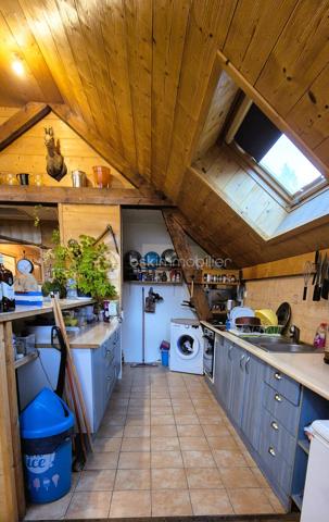 🏔️ À vendre – Superbe appartement T6 de 108 m² au cœur du Haut Verdon – Beauvezer 🌲
Situé à Beauvezer, charmant village du Haut Verdon, en milieu de vallée, ce très bel appartement T6 de 110 m² vous séduira par son environnement calme, naturel et préservé ✨
📍 Emplacement idéal :
•	à proximité des stations de ski du Val d’Allos 🎿
•	aux portes du Parc national du Mercantour 🏞️
•	proche des magnifiques Gorges du Verdon 💧 avec leurs randonnées, baignades et nombreuses activités aquatiques 🚣‍♂️
Situé au 2ᵉ étage d’une petite copropriété au calme, cet appartement est à la fois spacieux, lumineux et fonctionnel ☀️

Il se compose de :
🛋️ un très grand salon / séjour lumineux
🍽️ une cuisine ouverte avec grand comptoir convivial
🛏️ 4 chambres
🛁 une belle salle de bain avec baignoire d’angle
🚪 un hall d’entrée spacieux
🚽 un toilette séparé
🌿 une petite terrasse surélevée
✅ Cave privative incluse.

Un bien idéal pour :
🏡 une résidence principale
❄️ une résidence secondaire
💼 ou un investissement locatif dans une vallée vivante été comme hiver.
🌲 Calme • Nature • Montagne • Espace • Authenticité 🌞