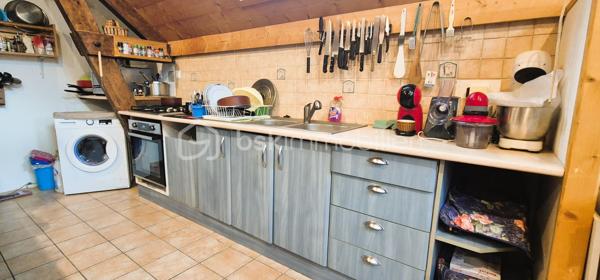 🏔️ À vendre – Superbe appartement T6 de 108 m² au cœur du Haut Verdon – Beauvezer 🌲
Situé à Beauvezer, charmant village du Haut Verdon, en milieu de vallée, ce très bel appartement T6 de 110 m² vous séduira par son environnement calme, naturel et préservé ✨
📍 Emplacement idéal :
•	à proximité des stations de ski du Val d’Allos 🎿
•	aux portes du Parc national du Mercantour 🏞️
•	proche des magnifiques Gorges du Verdon 💧 avec leurs randonnées, baignades et nombreuses activités aquatiques 🚣‍♂️
Situé au 2ᵉ étage d’une petite copropriété au calme, cet appartement est à la fois spacieux, lumineux et fonctionnel ☀️

Il se compose de :
🛋️ un très grand salon / séjour lumineux
🍽️ une cuisine ouverte avec grand comptoir convivial
🛏️ 4 chambres
🛁 une belle salle de bain avec baignoire d’angle
🚪 un hall d’entrée spacieux
🚽 un toilette séparé
🌿 une petite terrasse surélevée
✅ Cave privative incluse.

Un bien idéal pour :
🏡 une résidence principale
❄️ une résidence secondaire
💼 ou un investissement locatif dans une vallée vivante été comme hiver.
🌲 Calme • Nature • Montagne • Espace • Authenticité 🌞