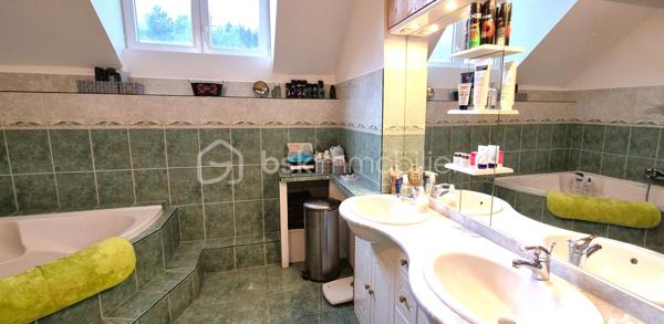 🏔️ À vendre – Superbe appartement T6 de 108 m² au cœur du Haut Verdon – Beauvezer 🌲
Situé à Beauvezer, charmant village du Haut Verdon, en milieu de vallée, ce très bel appartement T6 de 110 m² vous séduira par son environnement calme, naturel et préservé ✨
📍 Emplacement idéal :
•	à proximité des stations de ski du Val d’Allos 🎿
•	aux portes du Parc national du Mercantour 🏞️
•	proche des magnifiques Gorges du Verdon 💧 avec leurs randonnées, baignades et nombreuses activités aquatiques 🚣‍♂️
Situé au 2ᵉ étage d’une petite copropriété au calme, cet appartement est à la fois spacieux, lumineux et fonctionnel ☀️

Il se compose de :
🛋️ un très grand salon / séjour lumineux
🍽️ une cuisine ouverte avec grand comptoir convivial
🛏️ 4 chambres
🛁 une belle salle de bain avec baignoire d’angle
🚪 un hall d’entrée spacieux
🚽 un toilette séparé
🌿 une petite terrasse surélevée
✅ Cave privative incluse.

Un bien idéal pour :
🏡 une résidence principale
❄️ une résidence secondaire
💼 ou un investissement locatif dans une vallée vivante été comme hiver.
🌲 Calme • Nature • Montagne • Espace • Authenticité 🌞