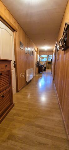 🏔️ À vendre – Superbe appartement T6 de 108 m² au cœur du Haut Verdon – Beauvezer 🌲
Situé à Beauvezer, charmant village du Haut Verdon, en milieu de vallée, ce très bel appartement T6 de 110 m² vous séduira par son environnement calme, naturel et préservé ✨
📍 Emplacement idéal :
•	à proximité des stations de ski du Val d’Allos 🎿
•	aux portes du Parc national du Mercantour 🏞️
•	proche des magnifiques Gorges du Verdon 💧 avec leurs randonnées, baignades et nombreuses activités aquatiques 🚣‍♂️
Situé au 2ᵉ étage d’une petite copropriété au calme, cet appartement est à la fois spacieux, lumineux et fonctionnel ☀️

Il se compose de :
🛋️ un très grand salon / séjour lumineux
🍽️ une cuisine ouverte avec grand comptoir convivial
🛏️ 4 chambres
🛁 une belle salle de bain avec baignoire d’angle
🚪 un hall d’entrée spacieux
🚽 un toilette séparé
🌿 une petite terrasse surélevée
✅ Cave privative incluse.

Un bien idéal pour :
🏡 une résidence principale
❄️ une résidence secondaire
💼 ou un investissement locatif dans une vallée vivante été comme hiver.
🌲 Calme • Nature • Montagne • Espace • Authenticité 🌞