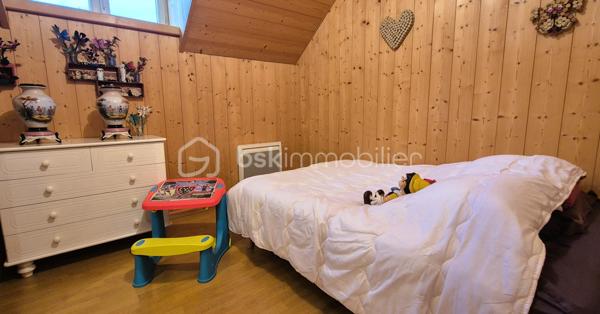 🏔️ À vendre – Superbe appartement T6 de 108 m² au cœur du Haut Verdon – Beauvezer 🌲
Situé à Beauvezer, charmant village du Haut Verdon, en milieu de vallée, ce très bel appartement T6 de 110 m² vous séduira par son environnement calme, naturel et préservé ✨
📍 Emplacement idéal :
•	à proximité des stations de ski du Val d’Allos 🎿
•	aux portes du Parc national du Mercantour 🏞️
•	proche des magnifiques Gorges du Verdon 💧 avec leurs randonnées, baignades et nombreuses activités aquatiques 🚣‍♂️
Situé au 2ᵉ étage d’une petite copropriété au calme, cet appartement est à la fois spacieux, lumineux et fonctionnel ☀️

Il se compose de :
🛋️ un très grand salon / séjour lumineux
🍽️ une cuisine ouverte avec grand comptoir convivial
🛏️ 4 chambres
🛁 une belle salle de bain avec baignoire d’angle
🚪 un hall d’entrée spacieux
🚽 un toilette séparé
🌿 une petite terrasse surélevée
✅ Cave privative incluse.

Un bien idéal pour :
🏡 une résidence principale
❄️ une résidence secondaire
💼 ou un investissement locatif dans une vallée vivante été comme hiver.
🌲 Calme • Nature • Montagne • Espace • Authenticité 🌞
