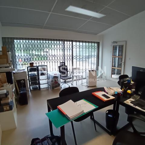 Local d'activité avec bureau vitré et extérieur privatif à Plescop? À proximité immédiate de Vannes
