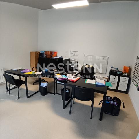 Local d'activité avec bureau vitré et extérieur privatif à Plescop? À proximité immédiate de Vannes