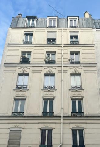 Appartement à vendre 2 pièces avec cave PARIS 17EME ARRONDISSEMENT (75) - rue Guy Môquet - 34 m2 Loi Carrez - 299 000 € honoraires d'agence inclus