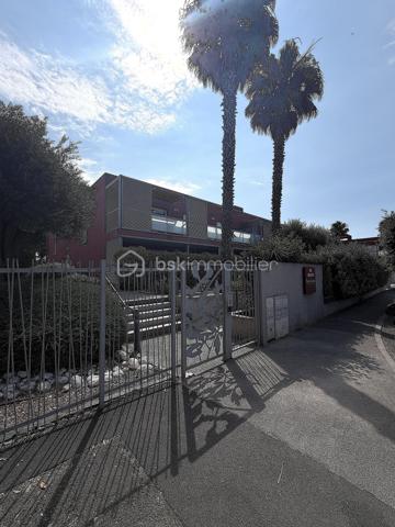 Situé à Mauguio, à 15 minutes de la plage et de Montpellier, dans une résidence Helenis sécurisée de 2012 très bien entretenue, ce T3 en RDC entièrement refait ,avec sa terrasse de 27m2 , mérite toute votre attention.
Il se compose d'un grand séjour climatisé d'environ 35m2 très lumineux avec sa cuisine moderne entièrement équipée,  de 2 belles chambres, d'une salle d'eau ( douche italienne, vasque, sèche-serviette...) ,et d'un WC séparé.
Ce bien est, de plus, complété par 2 box privatifs, un local à vélo, une jolie piscine au milieu  de cet ensemble extérieur verdoyant.
A votre entière disposition pour de plus amples renseignements, photos supplémentaires ou l'organisation d'une visite !