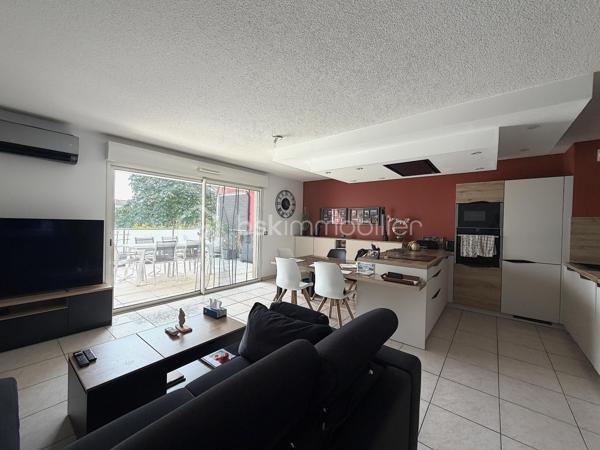Situé à Mauguio, à 15 minutes de la plage et de Montpellier, dans une résidence Helenis sécurisée de 2012 très bien entretenue, ce T3 en RDC entièrement refait ,avec sa terrasse de 27m2 , mérite toute votre attention.
Il se compose d'un grand séjour climatisé d'environ 35m2 très lumineux avec sa cuisine moderne entièrement équipée,  de 2 belles chambres, d'une salle d'eau ( douche italienne, vasque, sèche-serviette...) ,et d'un WC séparé.
Ce bien est, de plus, complété par 2 box privatifs, un local à vélo, une jolie piscine au milieu  de cet ensemble extérieur verdoyant.
A votre entière disposition pour de plus amples renseignements, photos supplémentaires ou l'organisation d'une visite !