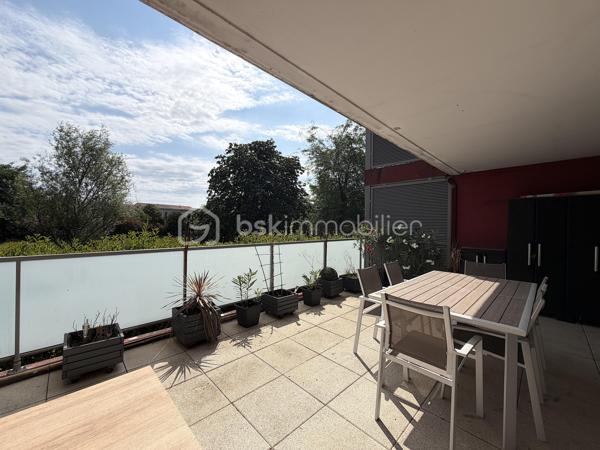 Situé à Mauguio, à 15 minutes de la plage et de Montpellier, dans une résidence Helenis sécurisée de 2012 très bien entretenue, ce T3 en RDC entièrement refait ,avec sa terrasse de 27m2 , mérite toute votre attention.
Il se compose d'un grand séjour climatisé d'environ 35m2 très lumineux avec sa cuisine moderne entièrement équipée,  de 2 belles chambres, d'une salle d'eau ( douche italienne, vasque, sèche-serviette...) ,et d'un WC séparé.
Ce bien est, de plus, complété par 2 box privatifs, un local à vélo, une jolie piscine au milieu  de cet ensemble extérieur verdoyant.
A votre entière disposition pour de plus amples renseignements, photos supplémentaires ou l'organisation d'une visite !