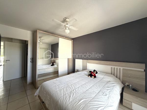 Situé à Mauguio, à 15 minutes de la plage et de Montpellier, dans une résidence Helenis sécurisée de 2012 très bien entretenue, ce T3 en RDC entièrement refait ,avec sa terrasse de 27m2 , mérite toute votre attention.
Il se compose d'un grand séjour climatisé d'environ 35m2 très lumineux avec sa cuisine moderne entièrement équipée,  de 2 belles chambres, d'une salle d'eau ( douche italienne, vasque, sèche-serviette...) ,et d'un WC séparé.
Ce bien est, de plus, complété par 2 box privatifs, un local à vélo, une jolie piscine au milieu  de cet ensemble extérieur verdoyant.
A votre entière disposition pour de plus amples renseignements, photos supplémentaires ou l'organisation d'une visite !
