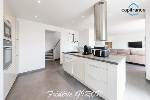 Maison de village rénovée 4/5 pièces 135m² LANCON de PROVENCE (13680) - vaste cour et grange en annexe