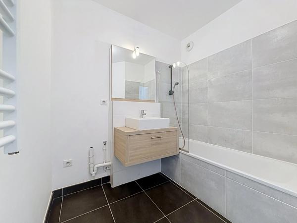 JUVIGNAC (34) Appartement à vendre 3 pièces 65 m2 + Terrasse couverte 17,5 m2 + Parking sécurisé en sous sol