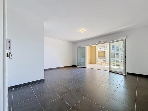 JUVIGNAC (34) Appartement à vendre 3 pièces 65 m2 + Terrasse couverte 17,5 m2 + Parking sécurisé en sous sol