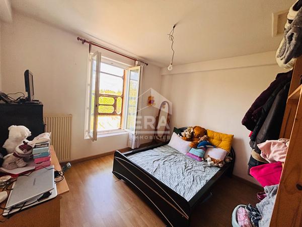Maison en pierre de 129 m² avec grange, garage et jardin