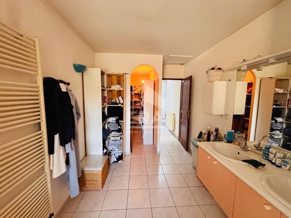 Maison en pierre de 129 m² avec grange, garage et jardin
