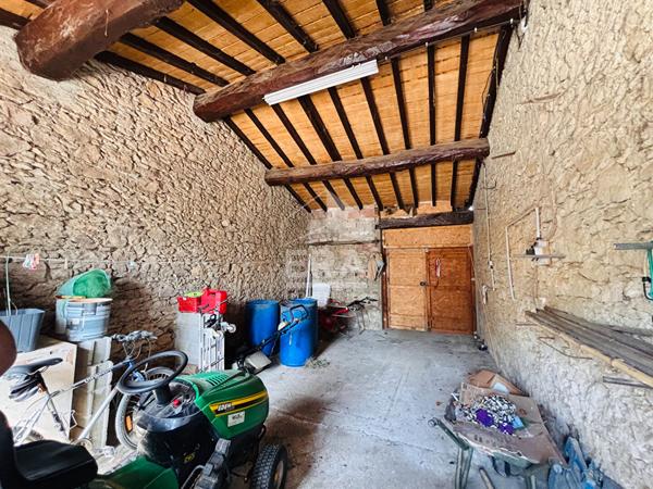 Maison en pierre de 129 m² avec grange, garage et jardin