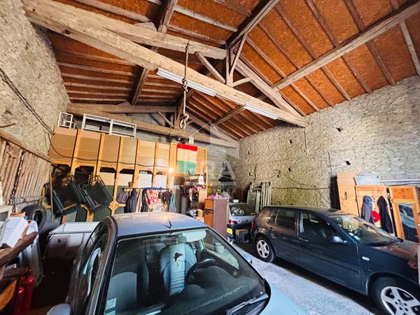 Maison en pierre de 129 m² avec grange, garage et jardin