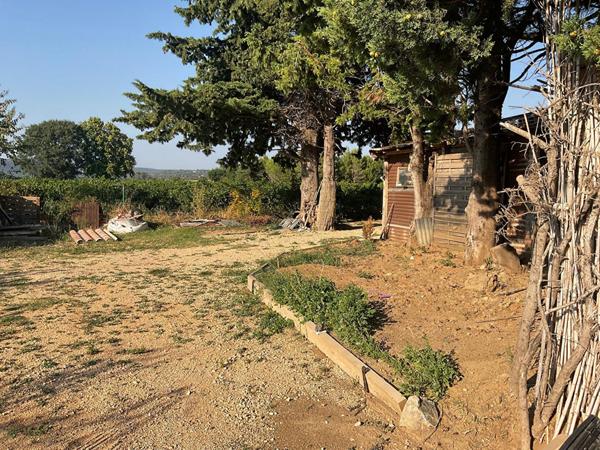 Cabanon sur un terrain arboré, plat et cloturé à St Maximin la Sainte Baume