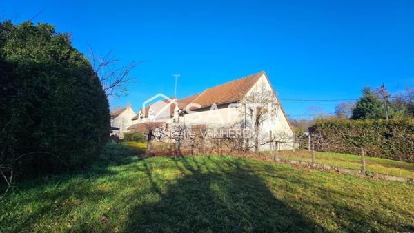Grande maison ancienne dans quartier résidentiel