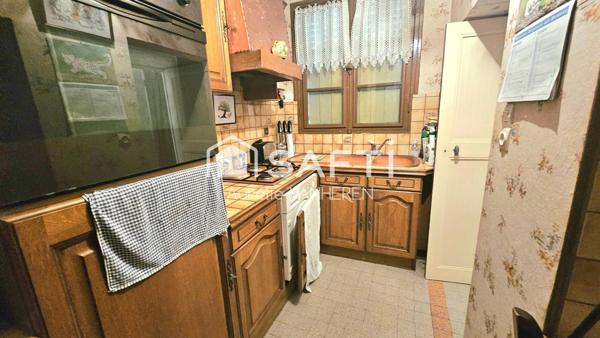 Grande maison ancienne dans quartier résidentiel