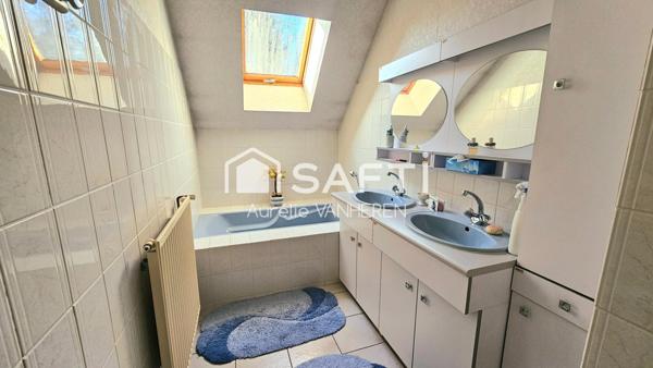 Grande maison ancienne dans quartier résidentiel