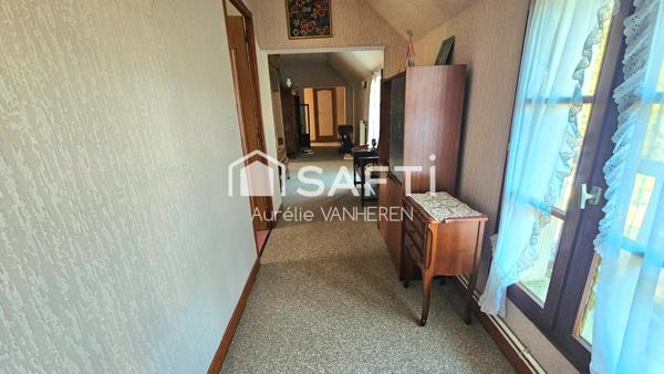 Grande maison ancienne dans quartier résidentiel