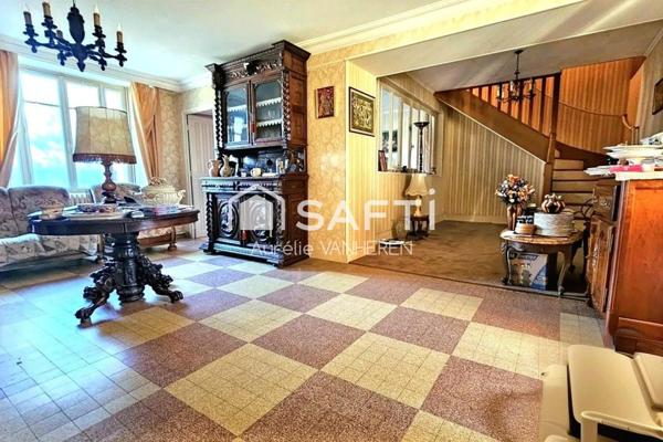 Grande maison ancienne dans quartier résidentiel