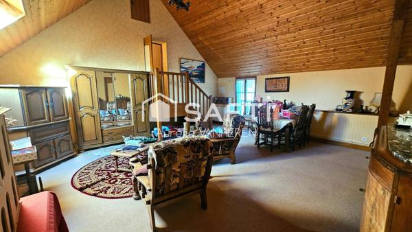 Grande maison ancienne dans quartier résidentiel