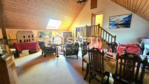 Grande maison ancienne dans quartier résidentiel