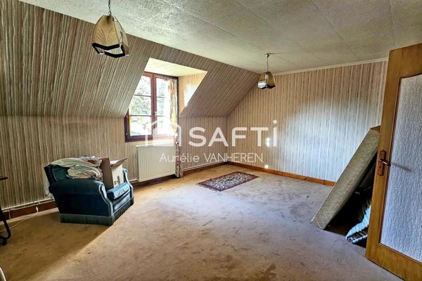 Grande maison ancienne dans quartier résidentiel