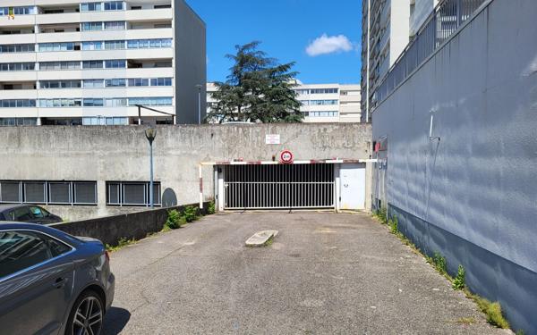 Stationnement à vendre    Rillieux-la-Pape