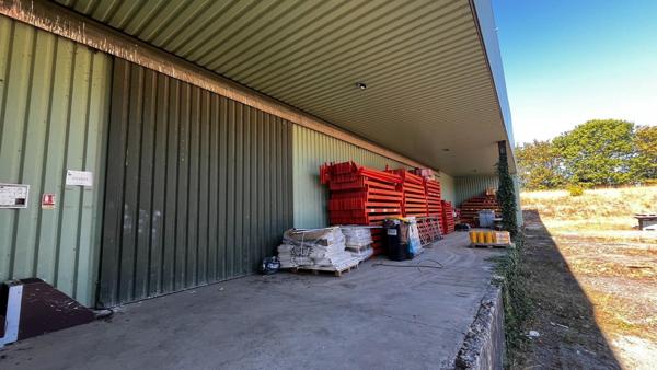 Dépôt industriel de 1500 m² sur 13.631 m² de terrain