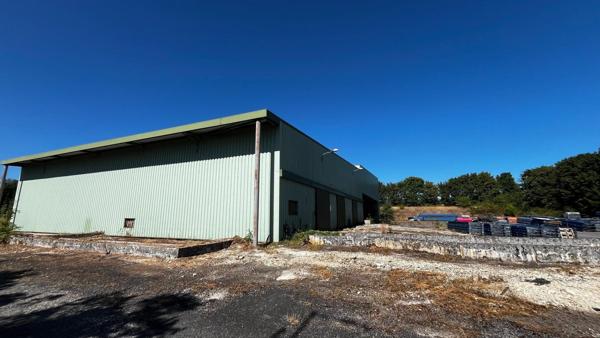 Dépôt industriel de 1500 m² sur 13.631 m² de terrain