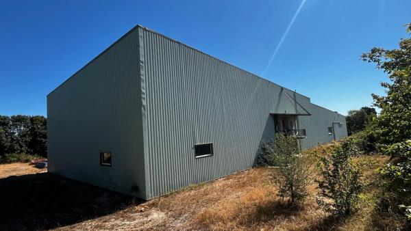 Dépôt industriel de 1500 m² sur 13.631 m² de terrain