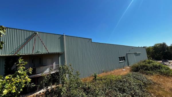 Dépôt industriel de 1500 m² sur 13.631 m² de terrain