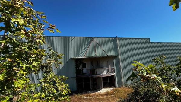 Dépôt industriel de 1500 m² sur 13.631 m² de terrain