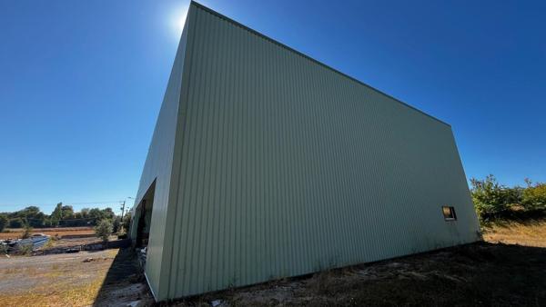 Dépôt industriel de 1500 m² sur 13.631 m² de terrain