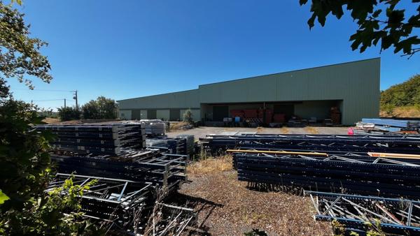 Dépôt industriel de 1500 m² sur 13.631 m² de terrain