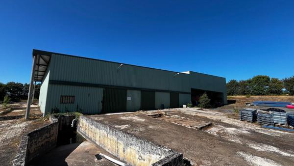 Dépôt industriel de 1500 m² sur 13.631 m² de terrain
