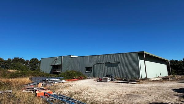 Dépôt industriel de 1500 m² sur 13.631 m² de terrain