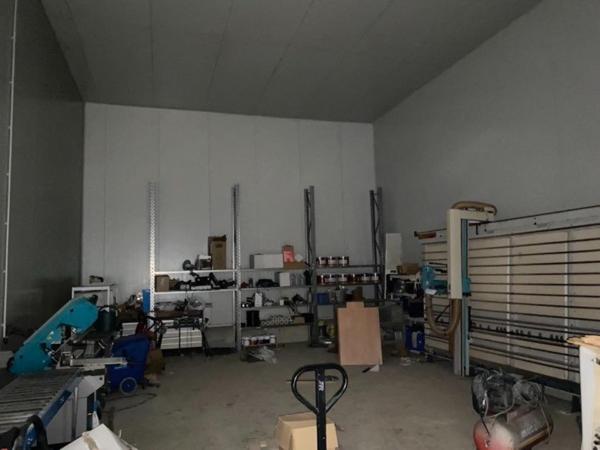 Dépôt industriel de 1500 m² sur 13.631 m² de terrain