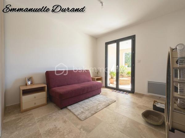 Secteur : Bollène (Vaucluse) – Proche de toutes commodités
Livré en juin 2026, cet appartement offre tout le confort d'un logement neuf aux dernières normes énergétiques et environnementales (RE 2020).
Idéalement exposé Plein Sud et situé au 1er et dernier étage, alliant tranquillité et accessibilité. l'appartement bénéficie d'une belle luminosité naturelle tout au long de la journée, sans aucun vis-à-vis ni nuisance sonore. Bel espace séjour / cuisine ouvrant sur large terrasse couverte, sans vis à vis, 3 chambres avec grands placards, salle d'eau moderne, buanderie / cellier.

Équipements récents : Isolation thermique et phonique haute performance, système de chauffage moderne par climatisation réversible, chauffe eau thermodynamique performante et économique, menuiseries double vitrage et volets motorisés.

Annexes & Stationnement : 2 places de parking privatives réservées au logement dans l'enceinte fermée de la résidence. Accès à un local vélo commun. 

La Résidence & la Localisation Cadre de vie : Résidence neuve, calme, sécurisée. 

Emplacement idéal à Bollène : À proximité immédiate des commerces du quotidien, des écoles, des professionnels de santé et des réseaux de transports en commun.

Accès rapide : Proche des grands axes (autoroute A7, gare SNCF) tout en conservant un environnement résidentiel paisible.

Performance énergétique : DPE Classe A

Contactez Emmanuelle au 06.17.29.44.74
