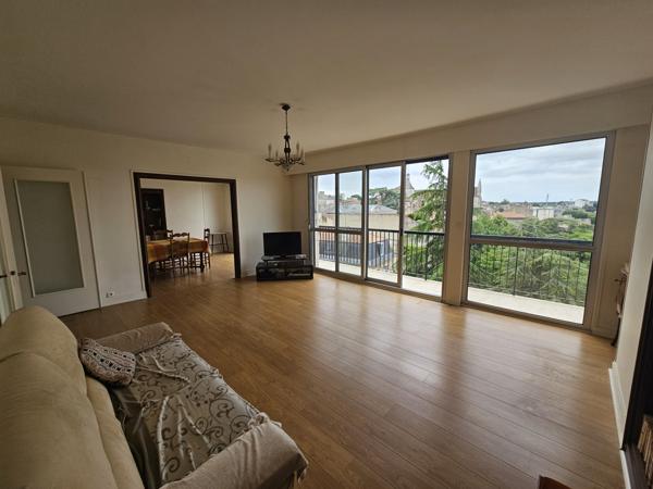POITIERS PLATEAU, appartement 128 m² avec balcon, parking et cave.