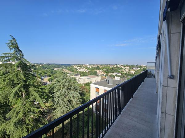 POITIERS PLATEAU, appartement 128 m² avec balcon, parking et cave.