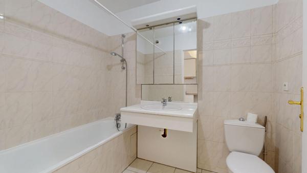 Studio 22 m2 ; Parking ; Centre-Ville ; Coulée Verte ; Transports ;