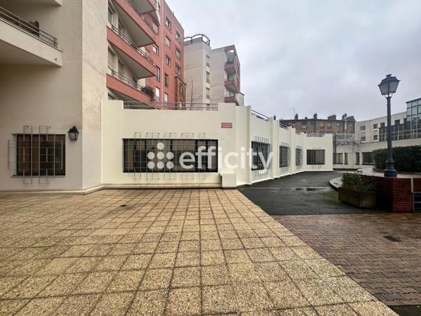 Local Commercial 12 pièces - 303 m²