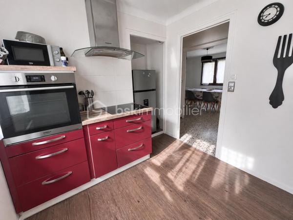 Idéal pour un investissement locatif, un projet Airbnb, une résidence secondaire, un pied-à-terre au calme ou un premier achat.
Situé à proximité immédiate du centre-ville, des commerces, des cols alpins et des stations de ski de la Maurienne, cet appartement meublé traversant de 74 m² bénéficie d'un emplacement particulièrement recherché.
Implanté au 2ᵉ et dernier étage d'une petite copropriété de seulement 2 lots, avec de faibles charges, un véritable atout pour maîtriser vos dépenses.
Il se compose d'un hall d'entrée desservant une cuisine équipée indépendante, ainsi qu'un salon-séjour lumineux de 28 m², offrant un bel espace de vie convivial.
La partie nuit comprend deux grandes chambres de 10 m² et 14 m², toutes deux équipées de placards intégrés, une salle d'eau avec douche et espace buanderie, ainsi qu'un WC indépendant.
Un garage et une cave viennent compléter les prestations de ce bien.
Cet appartement meublé, alliant confort, fonctionnalité et emplacement privilégié, constitue une belle opportunité, que ce soit pour y vivre ou pour réaliser un investissement de qualité.
Une visite s'impose pour découvrir tout son potentiel !